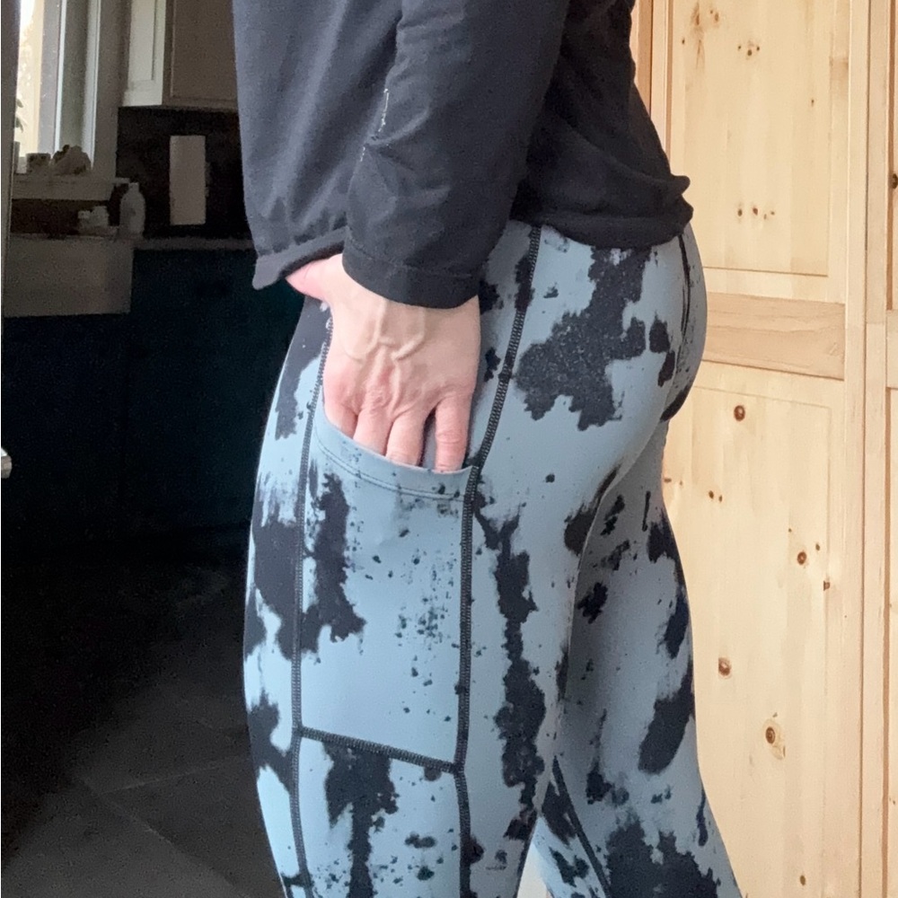 Zyia Active Black and Gray Patterned Leggings